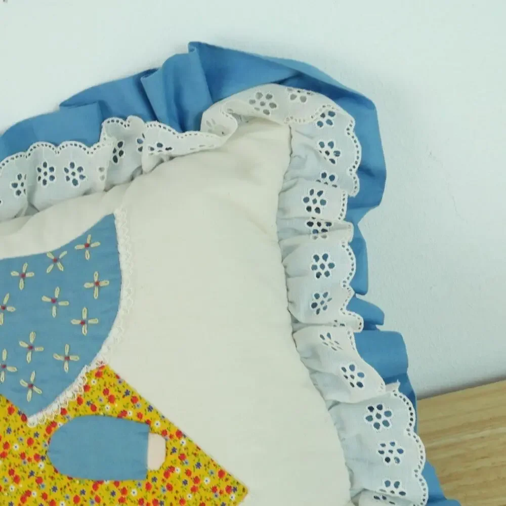 Vintage‎ Throw Pillow Granny Ruffle Eyelet Cottagecore Sunbonnet Sue Embroidered